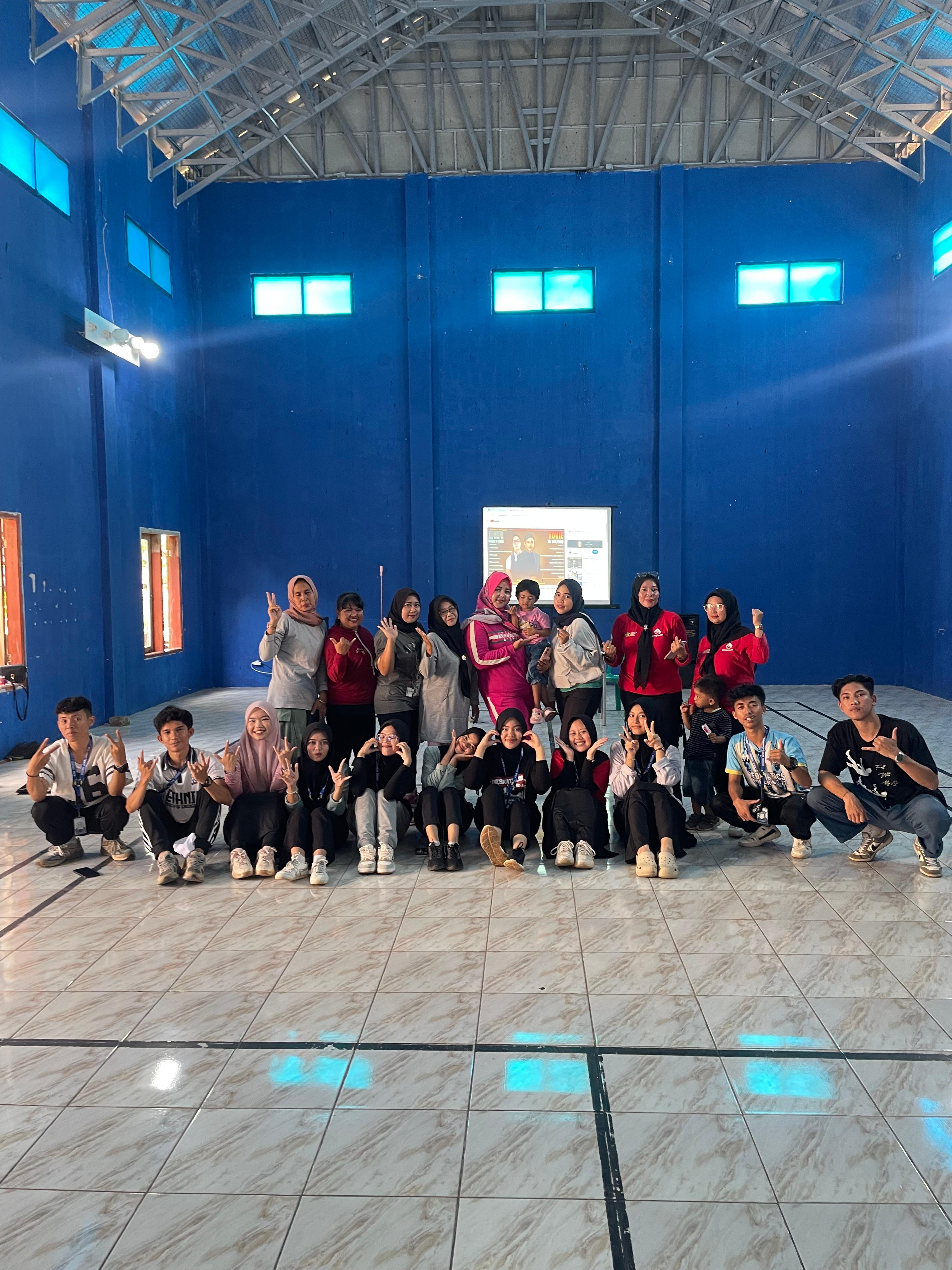 Senam Bersama Ibu-Ibu Desa Sukamaju Tingkatkan Kesehatan dan Kebersamaan